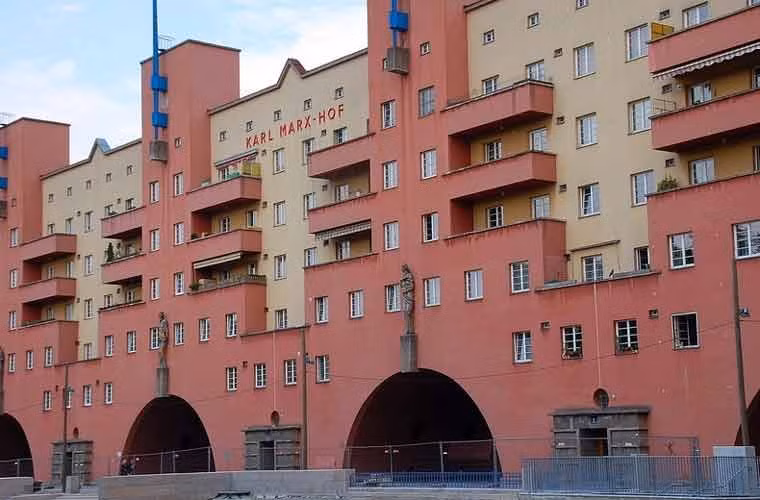 Được xây dựng từ năm 1927 tới năm 1930 bởi nhà quy hoạch Karl Ehn, tòa nhà chung cư khổng lồ này có chiều dài tới 1.100 m, kéo dài qua 4 điểm dừng xe điện ngầm.