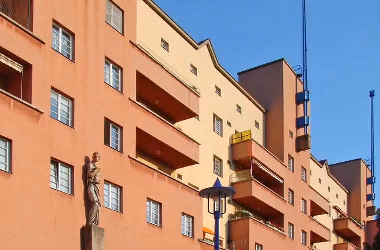 Cuộc bầu cử của đảng Dân chủ Xã hội vào năm 1919 đánh dấu sự khởi đầu của một kỷ nguyên mới. Chính quyền nước này đã phát động một chương trình cải cách xã hội chuyên sâu bao gồm cả việc mở rộng nhà ở của người dân. Thành phố xây dựng khu căn hộ lớn bao gồm đầy đủ các hệ thống cơ sở hạ tầng, các cửa hàng, dịch vụ và công viên riêng.