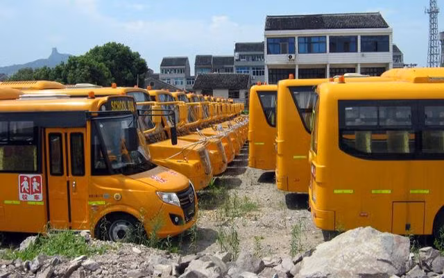 Những chiếc xe bus mới tinh này bỗng chốc đã biến thành toilet bốc mùi.