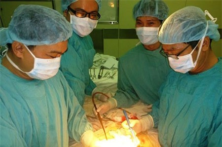 Các bác sĩ tiến hành phẫu thuật cho bé N.