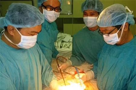 Các bác sĩ tiến hành phẫu thuật cho bé N.