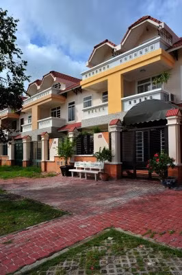 Ngôi nhà Row ở Cần Thơ là thiết kế theo yêu cầu của chủ nhà - một nữ Việt kiều. Căn nhà 3 tầng này có tổng diện tích xây dựng là 70,5 m2.