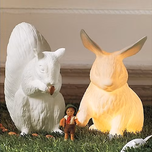 Bộ đèn Thỏ và Sóc. Đây là những con vật dễ thương, nhỏ nhắn, được nhiều người yêu thích. Chiếc đèn thỏ và sóc này sẽ tạo cho ngôi nhà bạn một bầu không gian lung linh hơn.