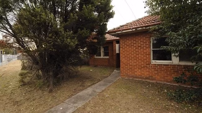 Tuy nhiên, ngôi nhà này nằm trên một mảnh đất có diện tích 7.746 m2 và được bán với giá cao hơn gấp 5 lần giá trung bình cho các ngôi nhà ở vùng ngoại ô.