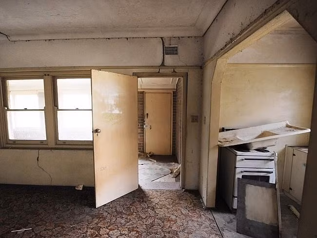 Tường, trần nhà bong tróc và mạng nhện giăng ở khắp mọi nơi.