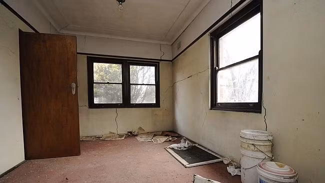 Tất cả các phòng của ngôi nhà đều trong tình trạng xập xệ như tường nứt, đèn hỏng, kính vỡ.