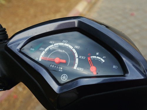 Đồng hồ hiển thị đơn giản, dễ hiểu, nhấn mạnh vào vận tốc xe đang đi và dung tích bình xăng phát ra tín hiệu cảnh báo khi xe gần hết xăng.