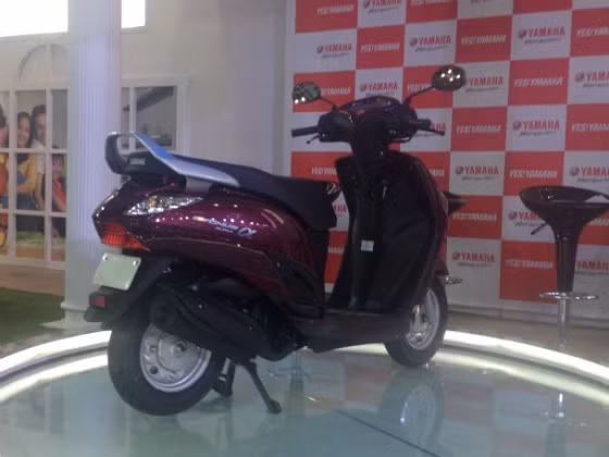 Mức tiêu thụ nhiên liệu dự kiến của mẫu xe này là khoảng 62 km/lít, thể tích bình xăng đạt 5,2 lít. Xe sử dụng giảm xóc trước dạng telescopic.