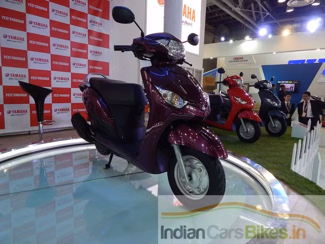 Yamaha Cygnus Alpha không có điểm nhấn đặc biệt về phong cách khi mang thiết kế thông dụng của các dòng xe tay ga. Đèn pha có sự cải tiến khi nằm trên tay lái, "ăn theo" dòng xe Jupiter và Activa nhưng lại thiếu sự ăn nhập với 2 xi-nhan nằm dưới mũi xe theo thiết kế xe tay ga truyền thống.