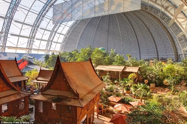 Tại Tropical Island, du khách còn được trải nghiệm ống trượt nước cao nhất nước Đức (27m), dài tới 112 m và đạt tốc độ tối đa lên tới 70km/h.