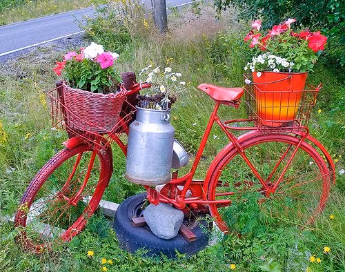 Nổi bật hơn, bạn có thể sơn chiếc xe màu đỏ và sử dụng các đồ trang trí phù hợp.