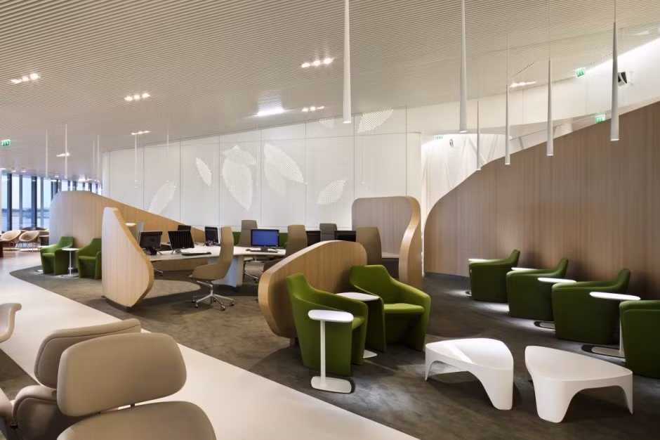 8. Phòng chờ Air France Busines tại sân bay Charles de Gaulle, Paris (Pháp): Phòng chờ Air France Business được lấy ý tưởng từ một công viên với nhiều cây xanh trang trí bên trong.