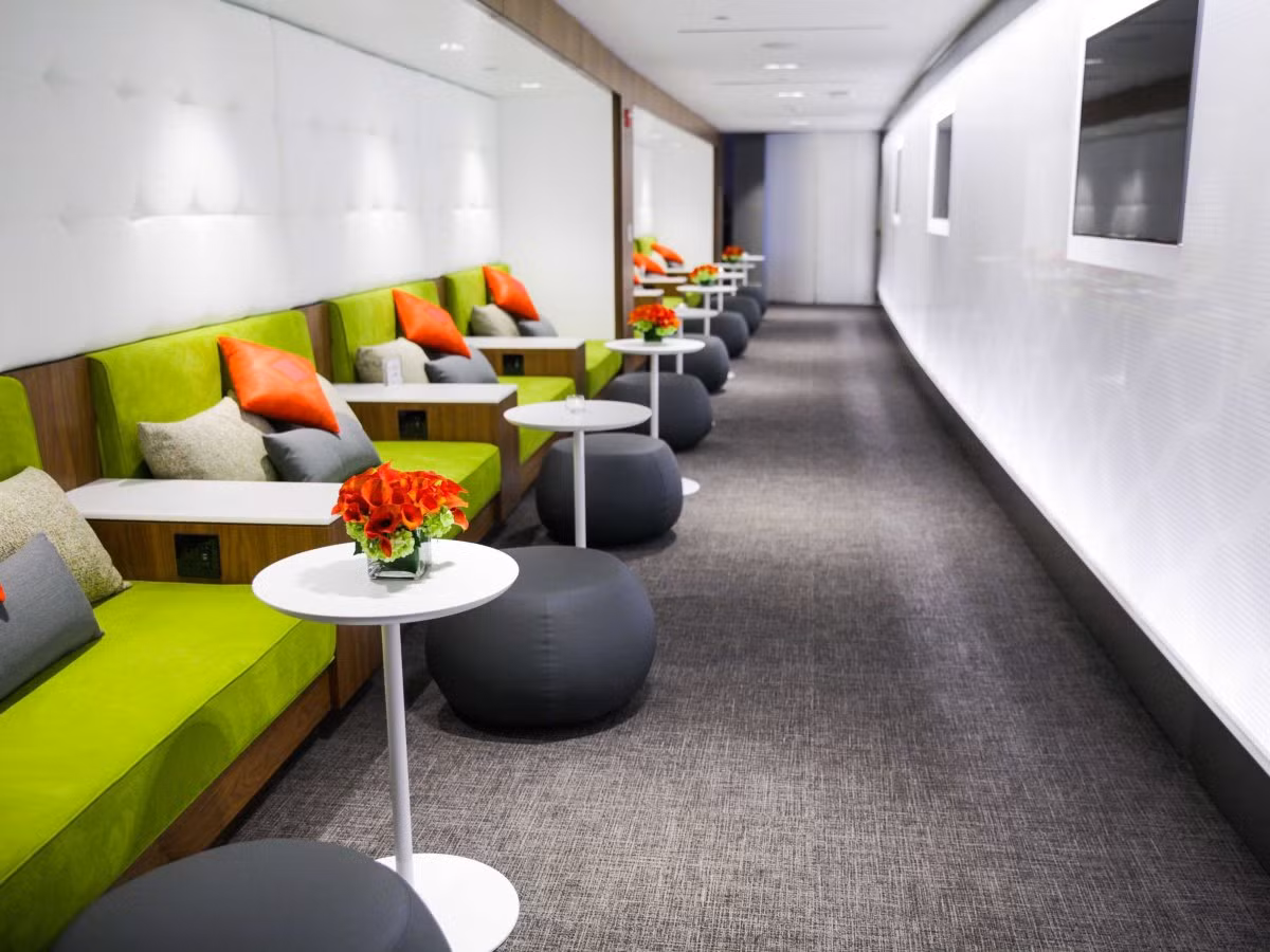 1. Phòng chờ New American Express tại sân bay LaGuardia, Mỹ: Với thiết kế sang trọng, hiện đại và trang nhã, phòng chờ này đem đến cho hành khách cảm giác thoái mái, dễ chịu dù đang phải chờ đến giờ lên máy bay. Phòng chờ cung cấp dịch vụ Wi-Fi miễn phí và ổ cắm điện ở tất cả các chỗ ngồi. Trong lúc chờ đợi, bạn có thể mua một chút đồ ăn hoặc thức uống để ngồi thưởng thức tại đây.