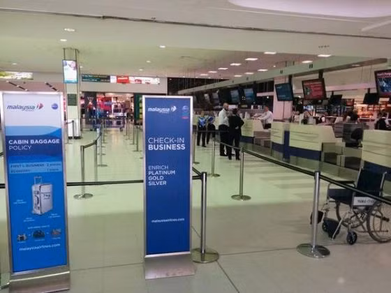 Sau đó, hồi tháng 7 vừa qua, bi kịch lại xảy ra khi máy bay MH17 bị bắn rơi trong khi bay trên không phận của Ukraina. Tất cả 283 hành khách và 15 phi hành đoàn trên chuyến bay đều thiệt mạng. Ảnh: Khu soát vé vắng người của Malaysia Airlines.