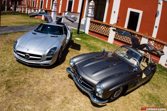 300SL ra mắt lần đầu tiên tại triển lãm New York (Mỹ) vào năm 1954.