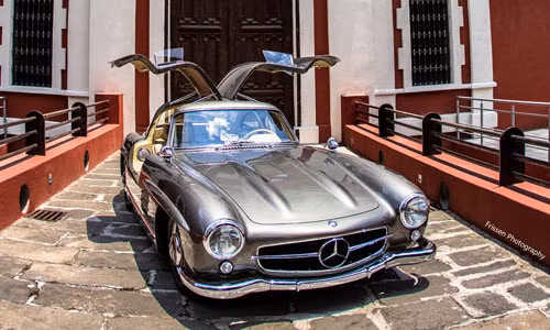 Ngoài ra, Mercedes-Benz 300SL còn sở hữu kiểu dáng ấn tượng với bộ cửa hình cánh chim, trở thành món quà đáng trân trọng trong thập niên 70.