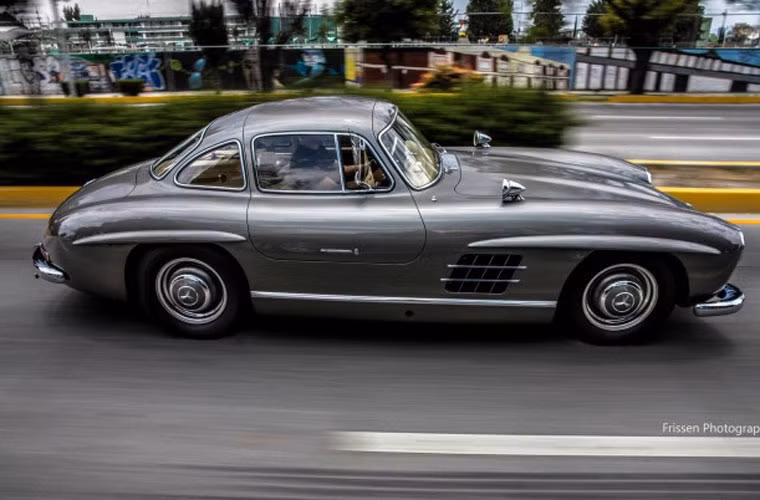 Trong thập niên 50, Mercesdes-Benz 300SL được coi là một trong những mẫu xe thể thao tiên tiến nhất trên thế giới.