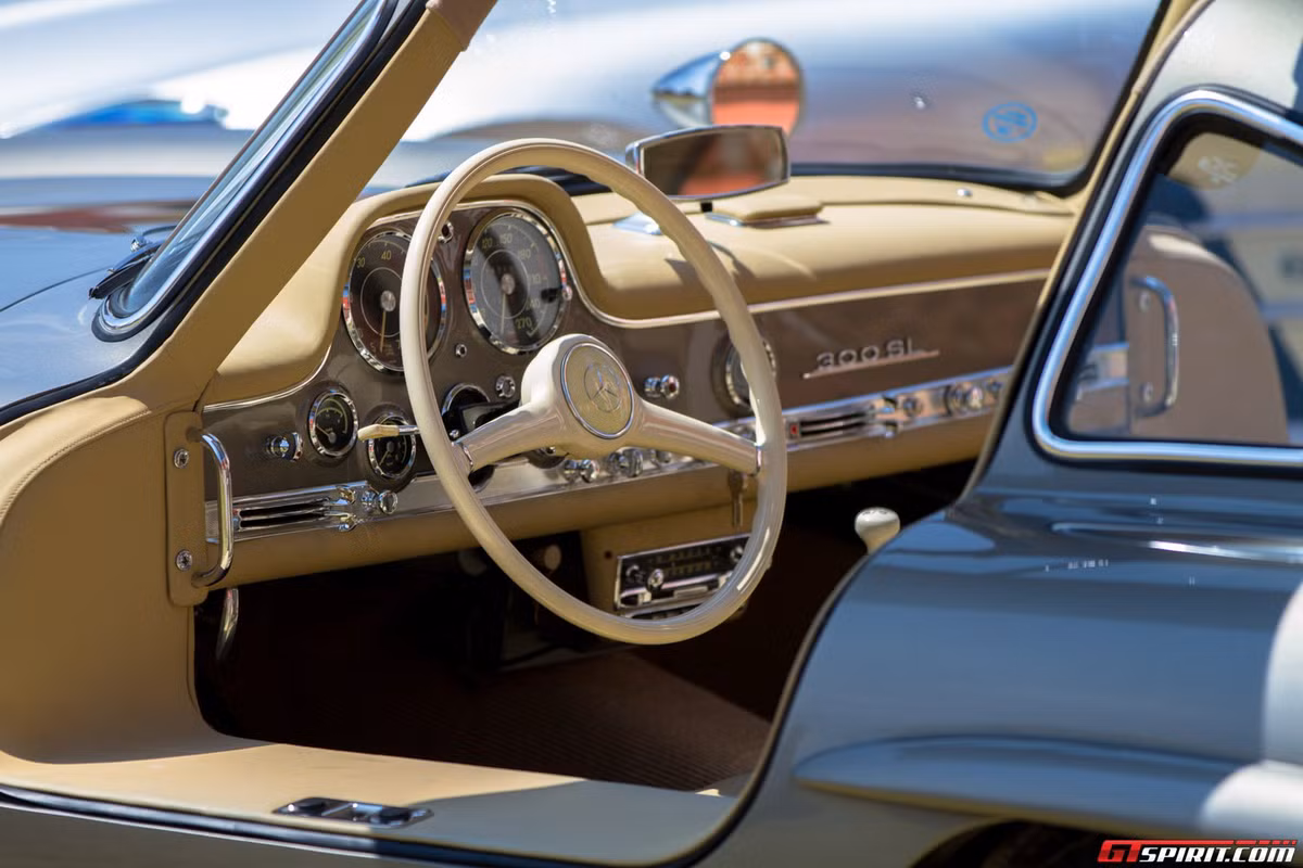 Nhờ có động cơ mạnh mẽ, Mercedez-Benz 300SL có thể đạt tốc độ tối đa 260 km/h, trở thành “ông hoàng” tốc độ thời đó.