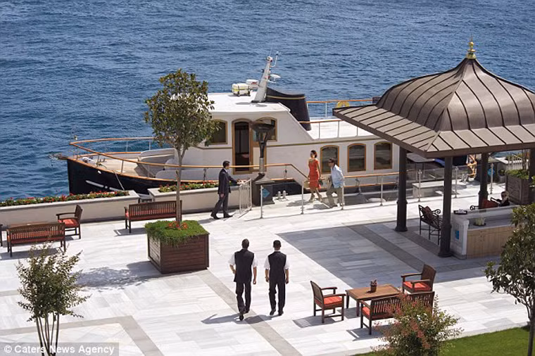 Ngoài ra, giá vé 1,9 tỷ đồng đã bao gồm cả nơi ăn nghỉ tại chuỗi khách sạn hạng sang Four Seasons ở mỗi điểm đến, cũng như phí ăn uống, tiền cho người xách hành lý.