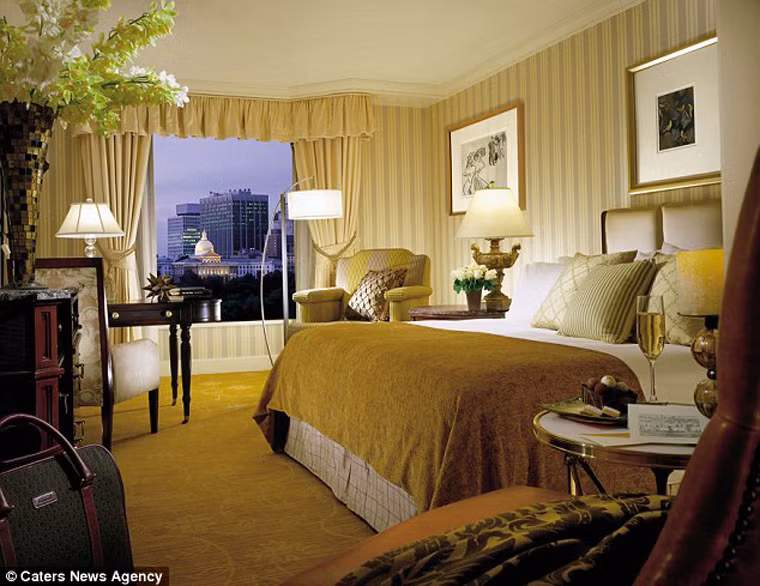 Hành khách tham gia chuyến du lịch đặc biệt này sẽ di chuyển bằng máy bay riêng, khởi hành vào khoảng cuối tháng 8 ở thành phố Emerald, Seattle (Mỹ). Trong ảnh là phòng khách sạn Four Seasons ở Boston (Mỹ) mà du khách sẽ được nghỉ ngơi trong chuyến đi.