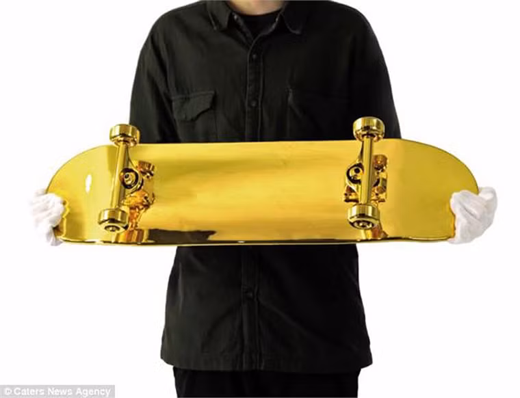 Chiếc ván The Golden Skateboard có chiều dài 80 cm, rộng 20 cm và nặng hơn ván trượt thông thường tới 80%.
