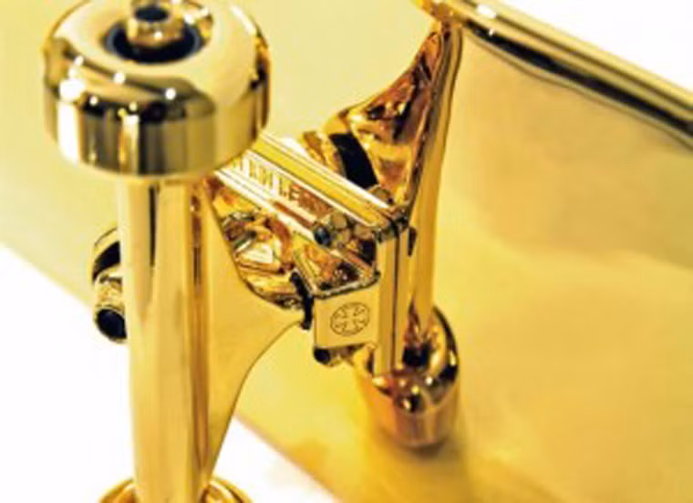 Bất chấp lớp mạ bằng vàng nguyên chất siêu đắt này, chiếc ván trượt xa xỉ vẫn có thể hoạt động như bất cứ chiếc ván trượt bình thường nào.