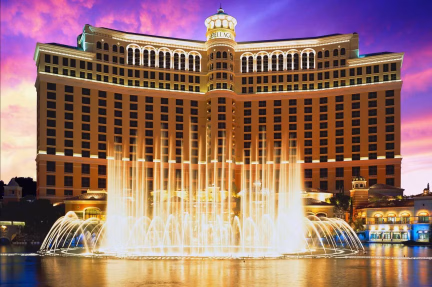 2. Casino khách sạn Bellagio ở Las Vegas (Mỹ): Được mở từ ngày 15/10/1998 tại Las Vegas, Bellagio sở hữu khu giải trí sang trọng với diện tích tới 10.800 m2. Casino có 2.400 máy chơi, 124 bàn chơi với hầu như đủ mọi trò chơi thú vị nhất trên thế giới. Bellagio chắc chắn là một trong những khách sạn sang trọng hạng nhất ở Las Vegas mà du khách không nên bỏ qua.