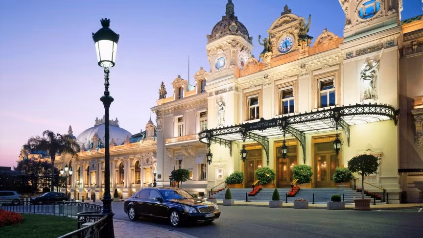3. Casino de Monte-Carlo, ở khách sạn de Paris, Monaco: Đây là điểm đến yêu thích của những người mê cờ bạc với các trang thiết bị xa xỉ, đắt tiền. Sòng bài này từng xuất hiện nhiều lần trong các bộ phim Hollywood. Đá cẩm thạch vàng và tím cùng những bức tranh treo tường là nguyên liệu chính tạo nên không gian sang trọng cho Monte Carlo.
