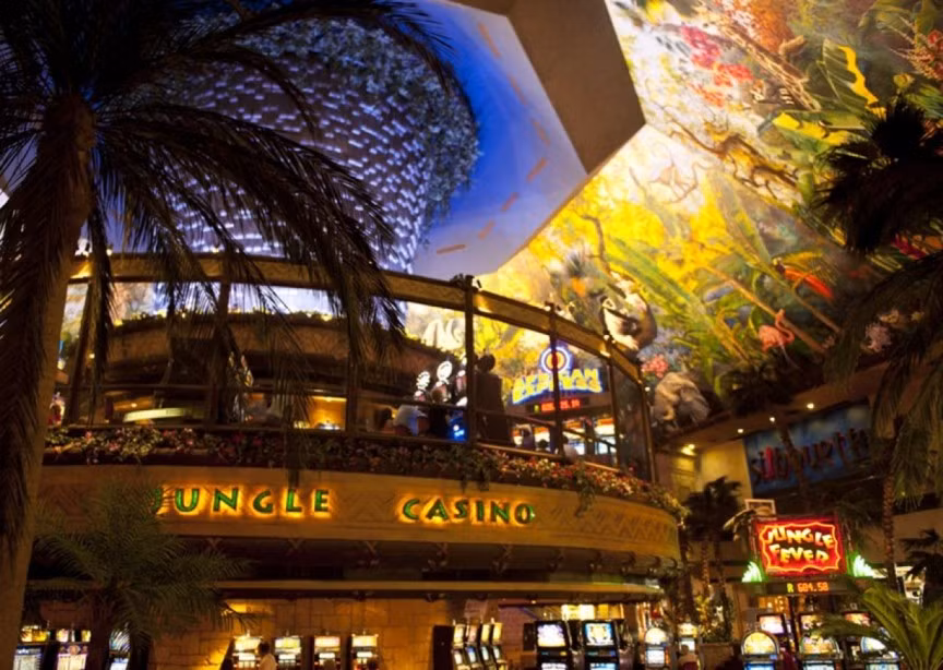 4. Casino Sun City Resort ở Nam Phi: Sòng bạc Sun City được coi là thánh địa chơi game với 852 máy khe và 38 bàn chơi roulette, blackjack, craps, poker, baccarat và Punto Banco. Khu sòng bài này có tới 4 khách sạn hạng sang với hai sân gofl, hồ bơi và rất nhiều cây xanh bao quanh. Ngoài ra, du khách có thể tham quan các thắng cảnh lân cận bằng một chuyến bay khinh khí cầu lãng mạn.