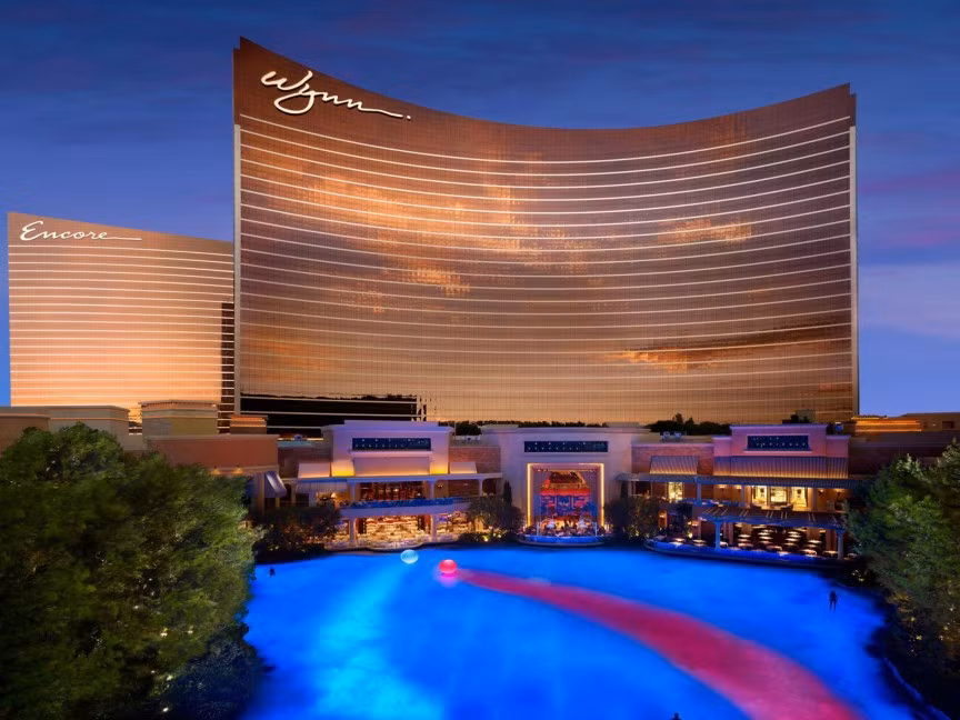 5. Casino Wynn, Las Vegas (Mỹ): Wynn là một trong những khách sạn xa hoa nhất ở Las Vegas. Bên trong khách sạn sang trọng này là một sòng bạc xa xỉ có chi phí xây dựng 2,7 tỷ USD. Không chỉ sở hữu một trong những sòng bạc xa hoa nhất trên thế giới, Wynn còn có một nhà hàng Michelin 5 sao, một đại lý xe hơi sang trọng, hồ bơi rộng lớn... Nơi đây được hứa hẹn là một điểm đến tuyệt vời cho các hoạt động về đêm.