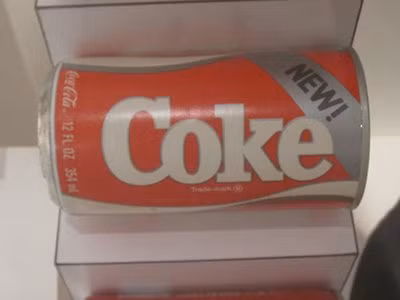 3. New Coke – 1985: Đầu những năm 1980, Coke thất thế so với Pepsi nên hãng này cố gắng tạo ra một sản phẩm có hương vị ngon hơn đối thủ. New Coke được đưa ra thị trường năm 1985 và trở thành sai lầm thảm thiết. Sau một vài tuần, Coke đã từ bỏ sản phẩm này và trở lại với công thức cũ với một cái tên mới: Coca-Cola Classic.