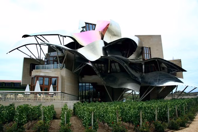 Khách sạn Marqués de Riscal, Elciego, Tây Ban Nha: Đây cũng là một công trình do kiến trúc sư người Mỹ Frank Gehry thiết kế. Mở cửa vào năm 2006, khách sạn này mang phong cách riêng của kiến trúc sư tài ba Gehry với các tấm kim loại cong ôm bên ngoài và vô số đường zíc zắc.