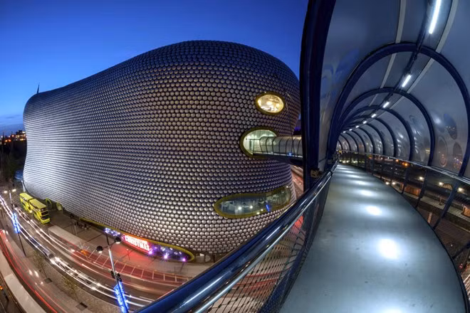 Chung cư Selfridges, Birmingham, Anh: Được thiết kế bởi công ty kiến trúc Future Systems, chung cư này được bao phủ bởi 15.000 mảnh đĩa nhôm sáng bóng, mang lại vẻ đẹp độc đáo.
