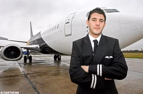 Trong năm 2008, Ed Gardner, 19 tuổi, trở thành phi công thương mại trẻ nhất ở Anh khi cậu được điều khiển của một chiếc Boeing 737 chở khách du lịch đi khắp nơi. Cậu đã nhận được bằng lái phi công vào ngày 5/10/2007, khi đó cậu vẫn là một thiếu niên. Cùng ngày hôm đó, Gardner cũng bắt đầu hợp đồng làm việc với công ty hàng không Titan Airways.