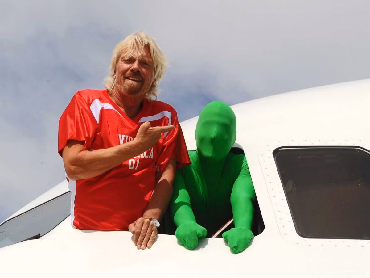 Trong buổi ra mắt chuyến bay đầu tiên của Virgin America từ Los Angeles đến Philadelphia vào năm 2012, Branson đã chụp bức ảnh này với mô hình minh họa diễn viên của series phim hài "It's Always Sunny In Philadelphia”.