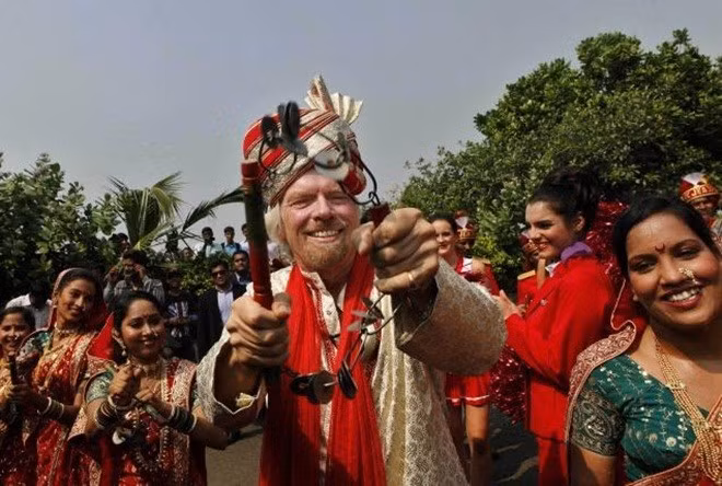 Đối với một sự kiện quảng cáo ở Mumbai, Branson đã ăn mặc như một nhạc sĩ truyền thống Ấn Độ.