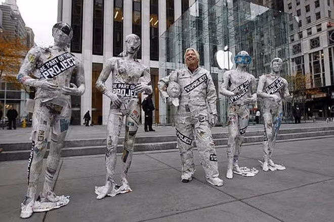 Đây là hình ảnh ông mặc bộ đồ hình tờ báo, đứng bên cạnh mannequin bên ngoài cửa hàng Apple tại New York.