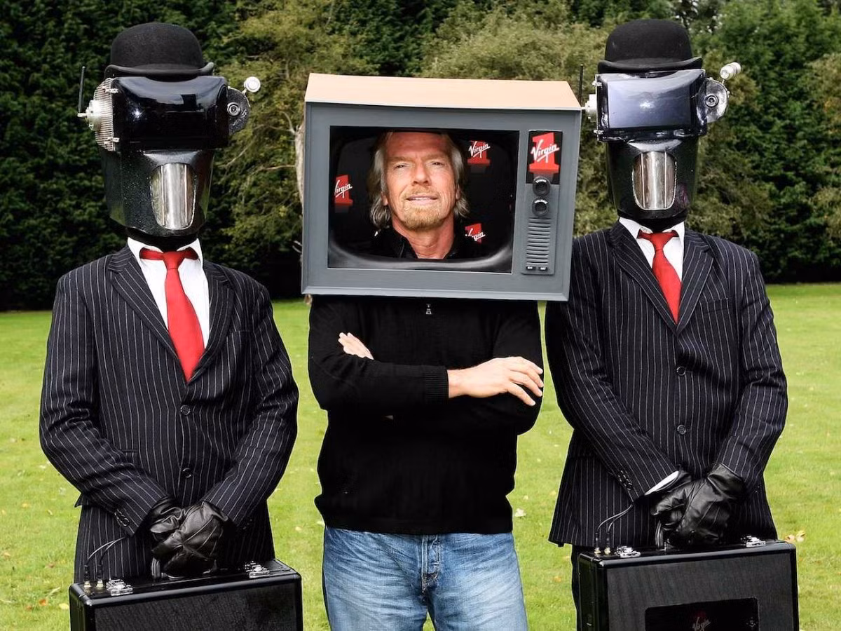 Tỷ phú Branson trong buổi lễ ra mắt kênh truyền hình Channel One của Virgin Media năm 2007. Tuy nhiên, kênh này hiện không còn tồn tại.