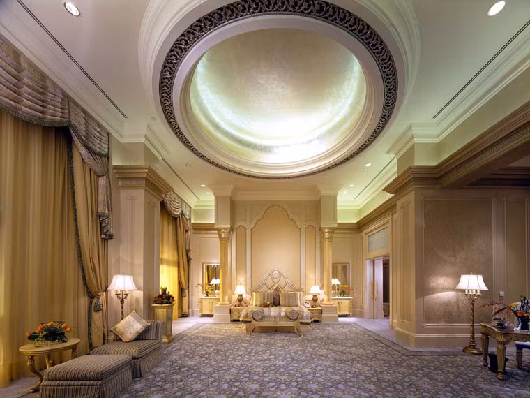 Ngoài ra, khách hàng còn có thể thoải mái thư giãn với hai hồ bơi rộng lớn, hai phòng tập thể dục, spa sang trọng, 12 nhà hàng, hai quầy bar, và các cửa hàng. Đồng thời, khách sạn này còn có bến đỗ du thuyền và bãi đáp trực thăng riêng.