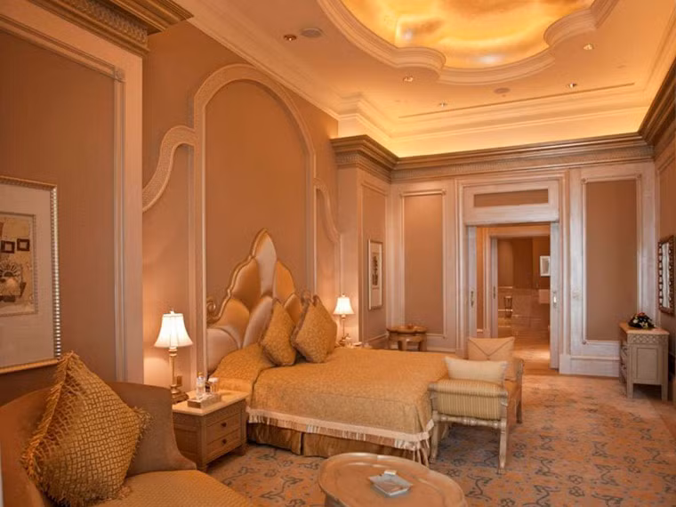 Bên trong của dãy phòng Tổng thống Palace Suite được chia thành 3 phòng ngủ khác nhau là Coral Palace Suite (110 m2), Pearl Palace Suite (140 m2) và Diamond Palace Suite (220 m2).