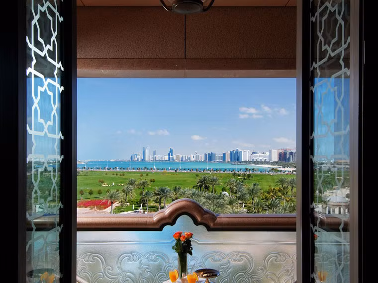 Đặc biệt, mỗi phòng còn có phòng chờ riêng, phòng khách, ban công nhìn thẳng ra biển.