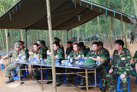 Cuộc diễn tập cũng là dịp kiểm tra, đánh giá đúng thực chất lực lượng dự bị động viên, phân loại về chuyên nghiệp quân sự, qua đó nâng cao hơn nữa chất lượng công tác huấn luyện dự bị động viên trên địa bàn trong thời gian tới. Trong ảnh, các đại biểu dự và chỉ đạo diễn tập.