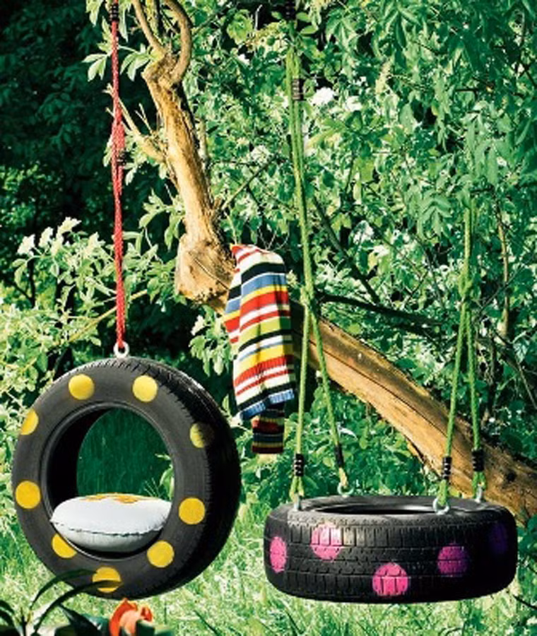 Ngoài những công dụng trên, bạn có thể biến tấu lốp xe thành chiếc xích đu độc đáo cho trẻ con chơi đùa. Hãy trang trí những chiếc xích đu với những màu sắc bắt mắt để thu hút sự quan tâm của các bé nhà bạn.