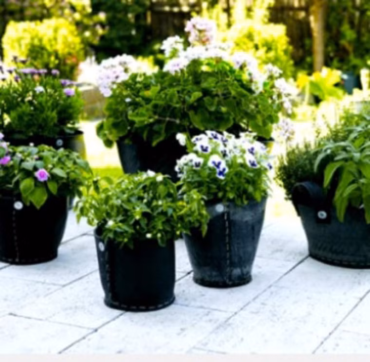 Thêm chút tỉ mỉ và kỳ công, bạn sẽ tái chế lốp xe thành những chiếc chậu hoa rất xinh xắn để treo trên hàng rào, cửa sổ, ban công.