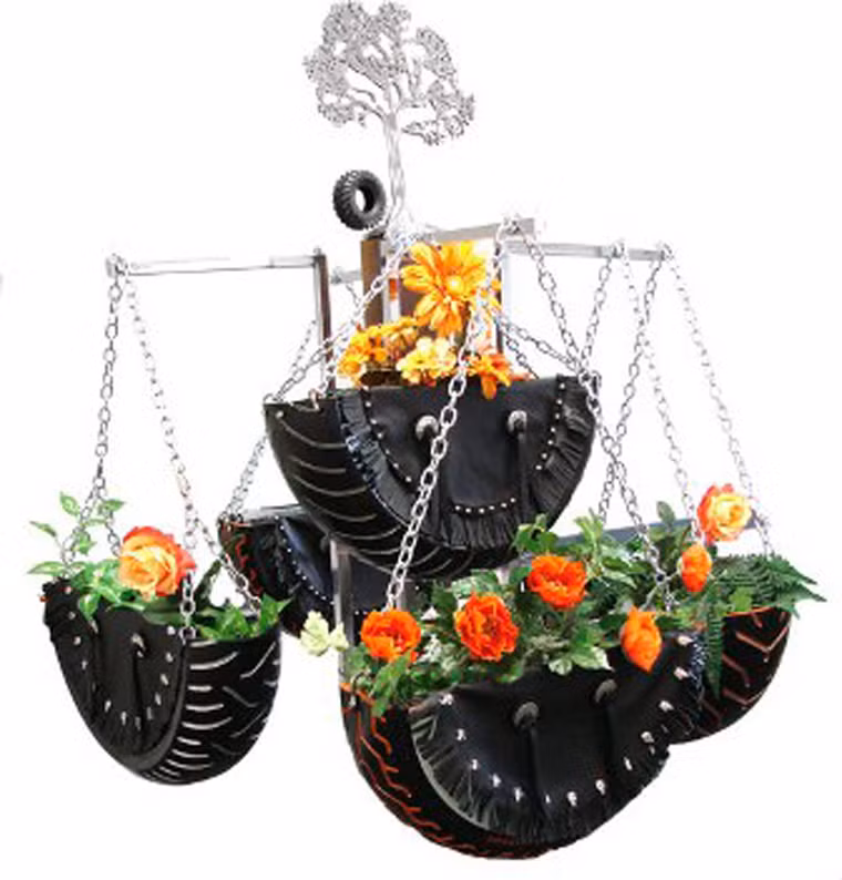 Với một chút sáng tạo và sự khéo léo, bạn cũng có thể biến lốp xe cũ thành những chiếc giỏ hoa xinh xắn. Bạn có thể treo những giỏ hoa xinh xắn này lên hàng rào, tường nhà hay cây cao để tô điểm cho ngôi nhà.