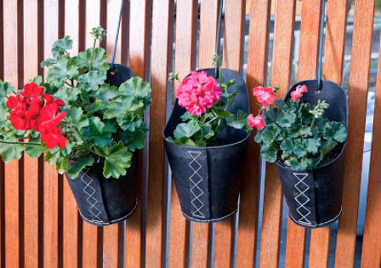 Một góc vườn, bệ cửa sổ, lối đi tràn ngập hương hoa với những chiếc chậu hoa đơn giản cắt ra từ lốp xe. Không những thế, bạn còn tiết kiệm tiền mua sắm chậu mới.