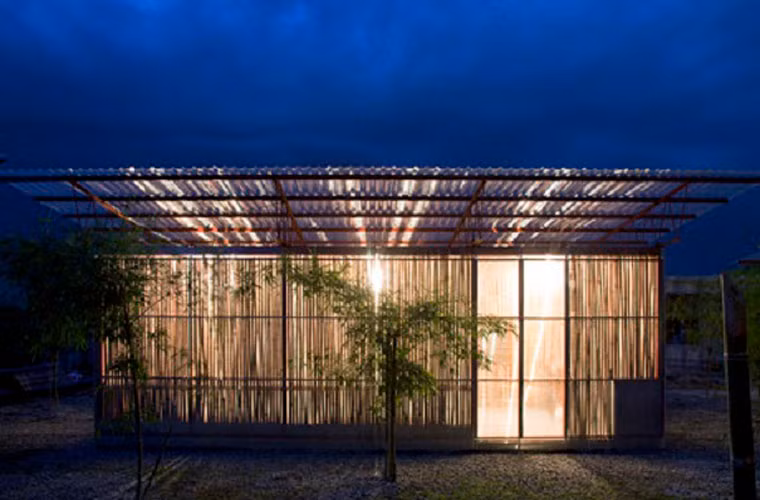 Vỏ bọc trong mờ và lớp tre sẽ giúp lọc bớt ánh mặt trời gay gắt ở vùng khí hậu nhiệt đới. Không gian tràn ngập ánh sáng khuếch tán sẽ giảm nhu cầu sử dụng điện, từ đó giảm đáng kể lượng tiêu thụ điện. Ngoài ra, còn có một khoảng trống giữa mái và tường, có chức năng lưu thông luồng khí nóng, giúp căn nhà luôn thoáng mát.