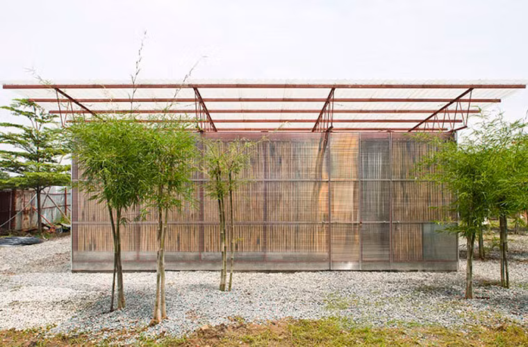 Bằng cách giảm thiểu tối đa công năng của ngôi nhà và sử dụng những vật liệu giá rẻ, chi phí xây dựng một căn nhà có thể được giảm xuống ít nhất là 3.200 USD (tương đương 68 triệu đồng). Đồng thời, chi phí sinh hoạt cũng sẽ được giảm bằng cách sử dụng những nguồn tài nguyên và năng lượng tự nhiên.