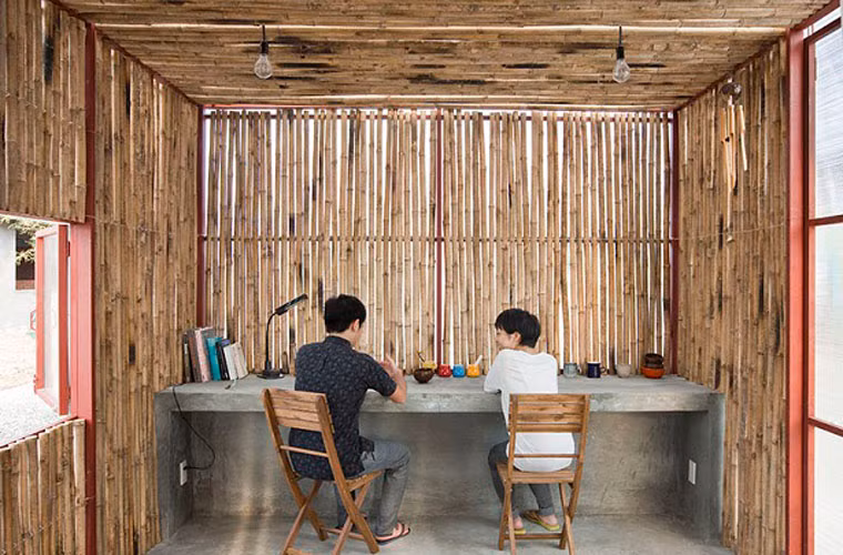 Nhằm giảm chi phí xây dựng, những người ở được khuyến khích tham gia vào quá trình xây dựng. Do đó, kết cấu của mẫu nhà, chỉ là một khung thép nhẹ, có thể dễ dàng lắp ráp mà không cần sử dụng máy móc cũng như công nghệ đặc biệt.