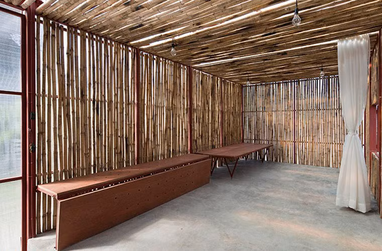 Điểm nổi bật khác nữa là việc lắp đặt những chiếc giường gấp. Những chiếc giường này còn có thể chuyển đổi thành ghế sofa nếu cần.